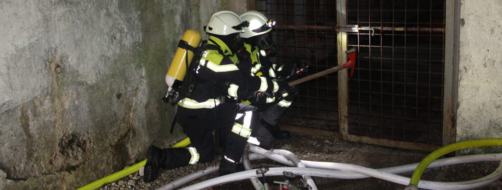 Gasilca se pripravljati za vstop v prostor