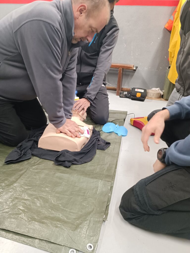 postopki oživljanja masaža srca