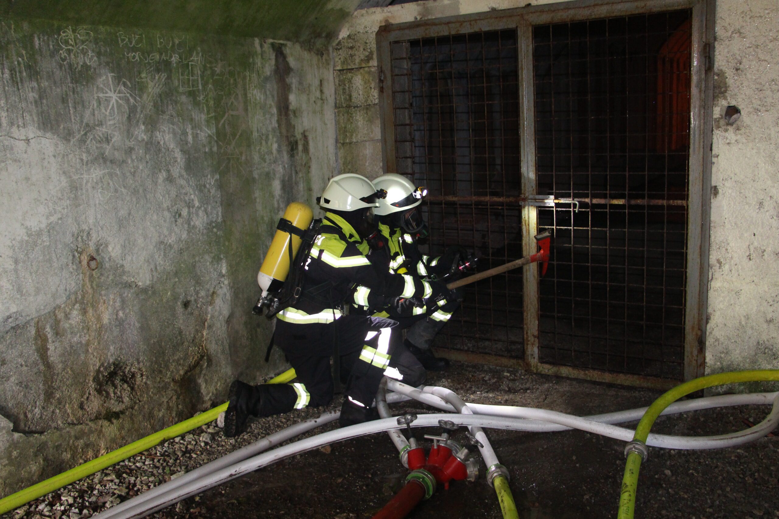 Gasilca z izoliranim dihalnim aparatom na Gasilski rally