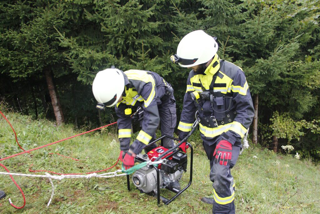 Prenos motorne brizgalne z vrvno tehniko