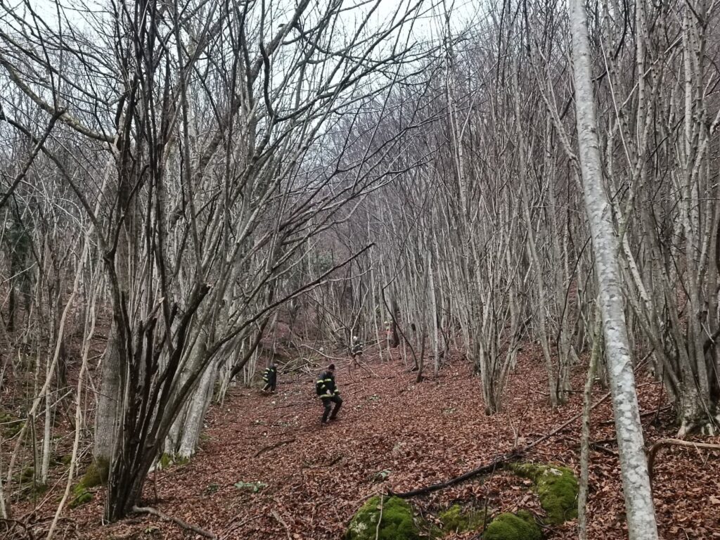 Prostovoljni gasilci se spuščajo po strmem pobočju