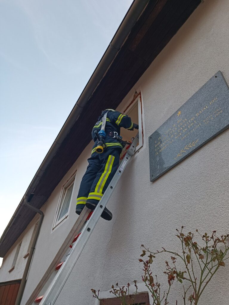 Gasilec na vestvi pripravlja fiksacijo lestve