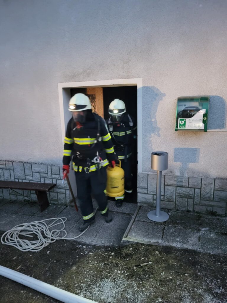 Gasilca iz prostora prineseta plinsko jeklenko