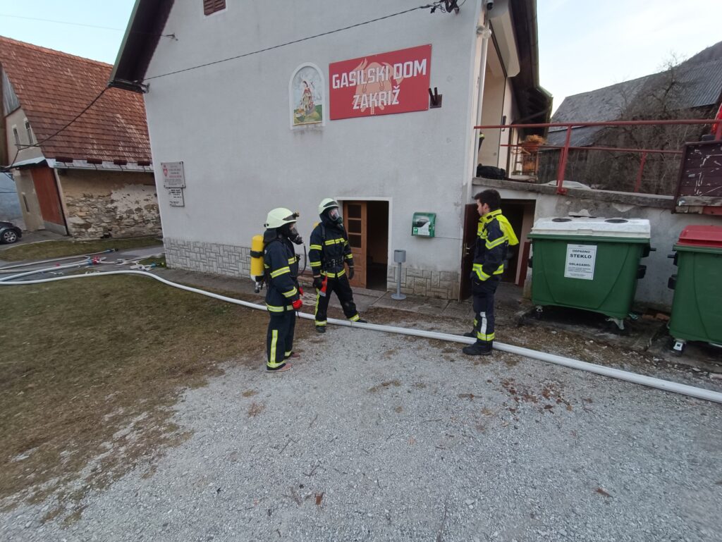 Vodja intervencije daja navodila gasilcema preden vstopita v prostor