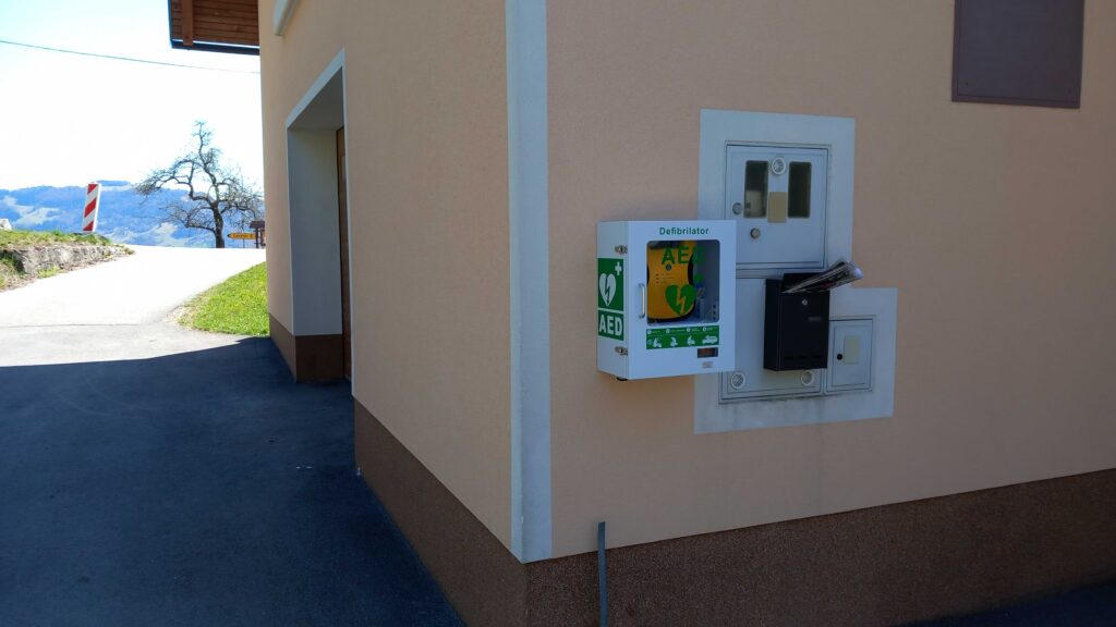 Defibrilator vrh križa Avtomatski električni defibrilator na Vrh Križa, Zakriž 26